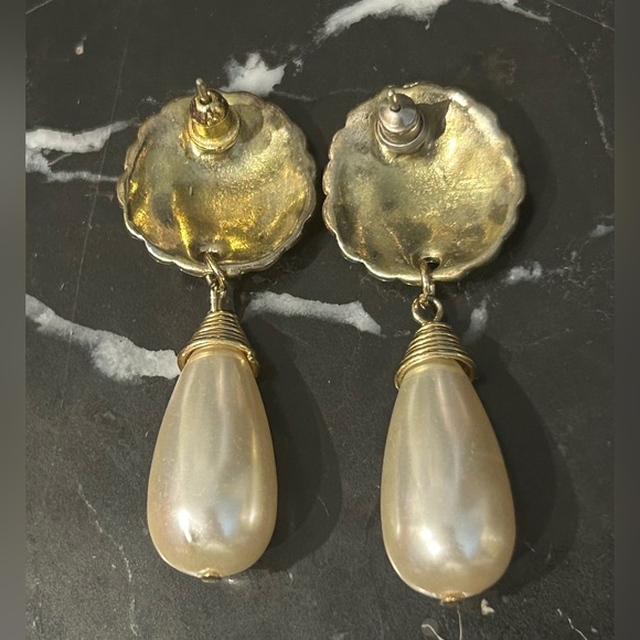 #(3).VINTAGE PEARL RAIN DROP BRASS/GOLD SPIRAL DIOR PERFUME BASE DESIGN EARRINGS - Picture 3 of 3